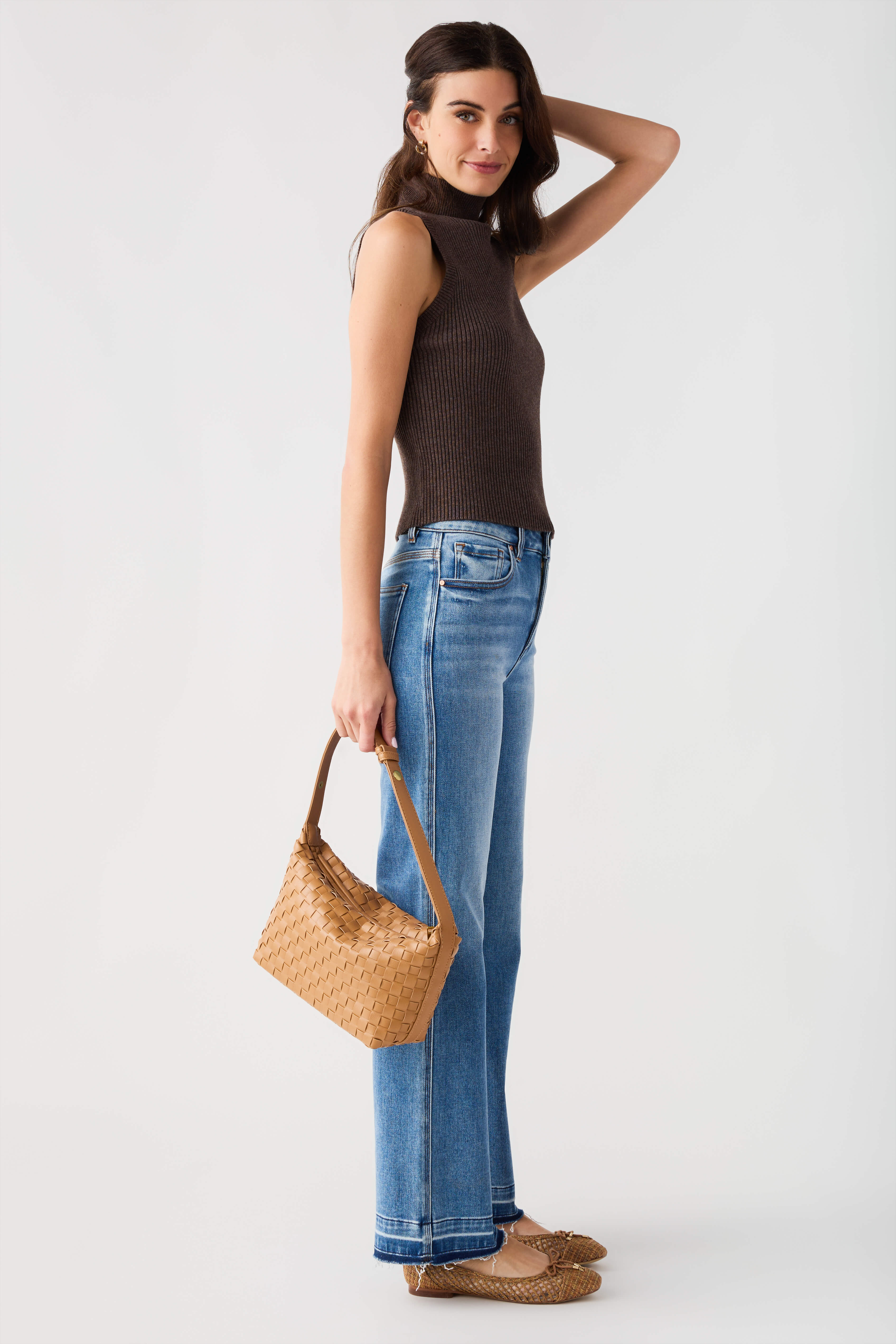 Dark brown sleeveless ribbed mock-neck top, close fit and high neckline.