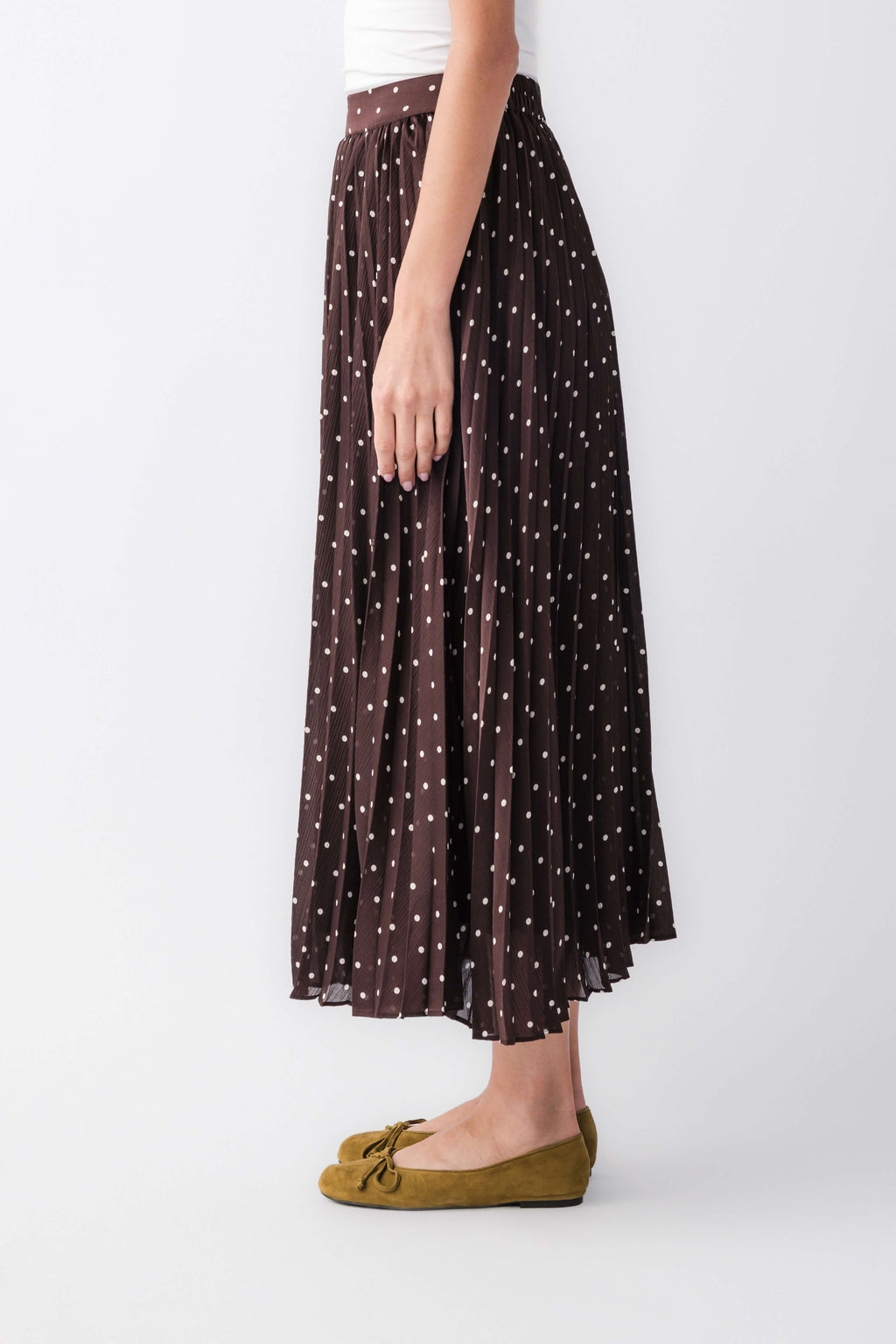 Brown pleated maxi skirt with fine dot print and elastic waistband, side view