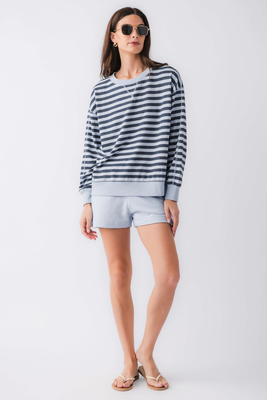 Women’s striped crewneck sweatshirt in navy and white, long sleeves and ribbed hem
