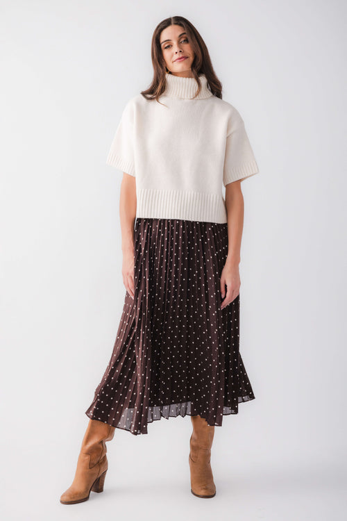 Off-white short-sleeve turtleneck sweater with ribbed hem and cuffs