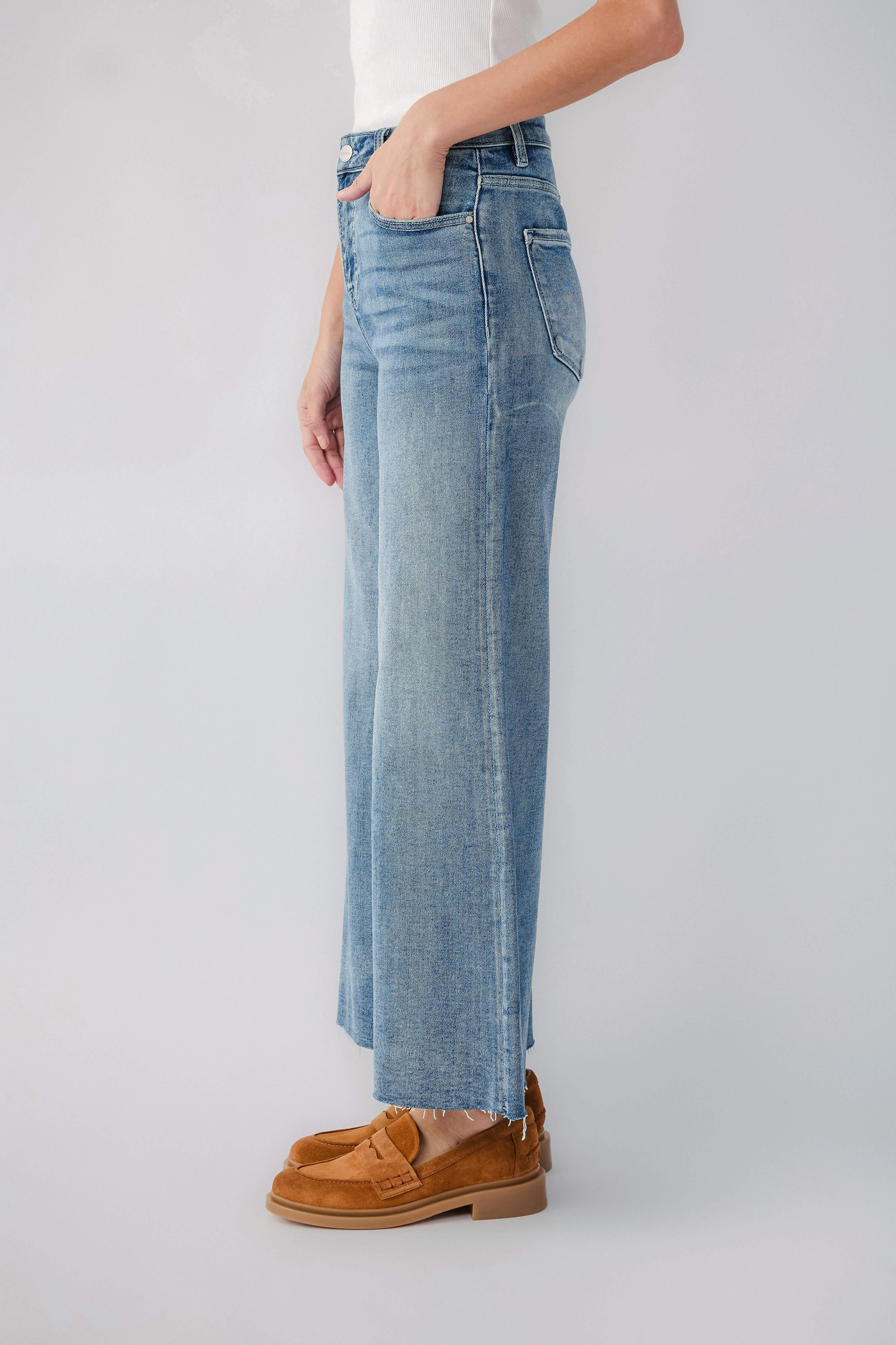 Light blue wide-leg denim jeans with raw hem and stitched side seams
