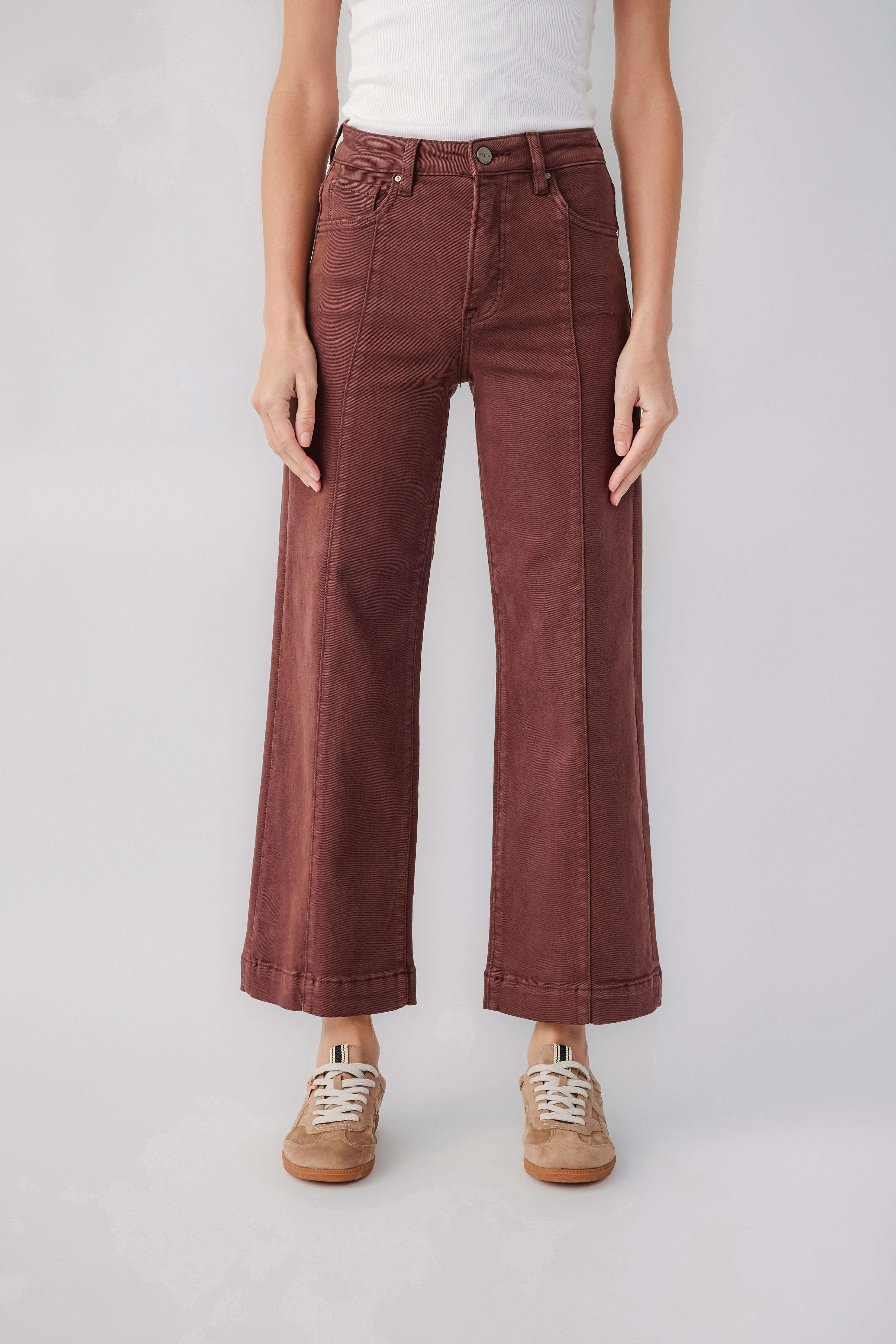 High-rise wide-leg ankle jeans in choco brown, front button and belt loops