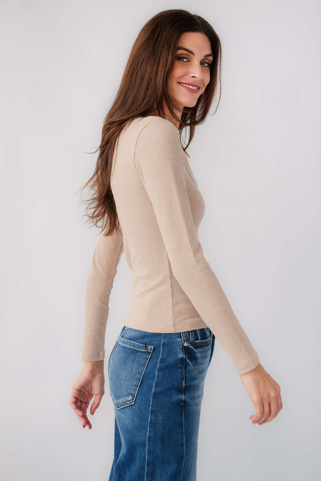 Long-sleeve scoop-neck tee in light beige, long sleeves, fitted
