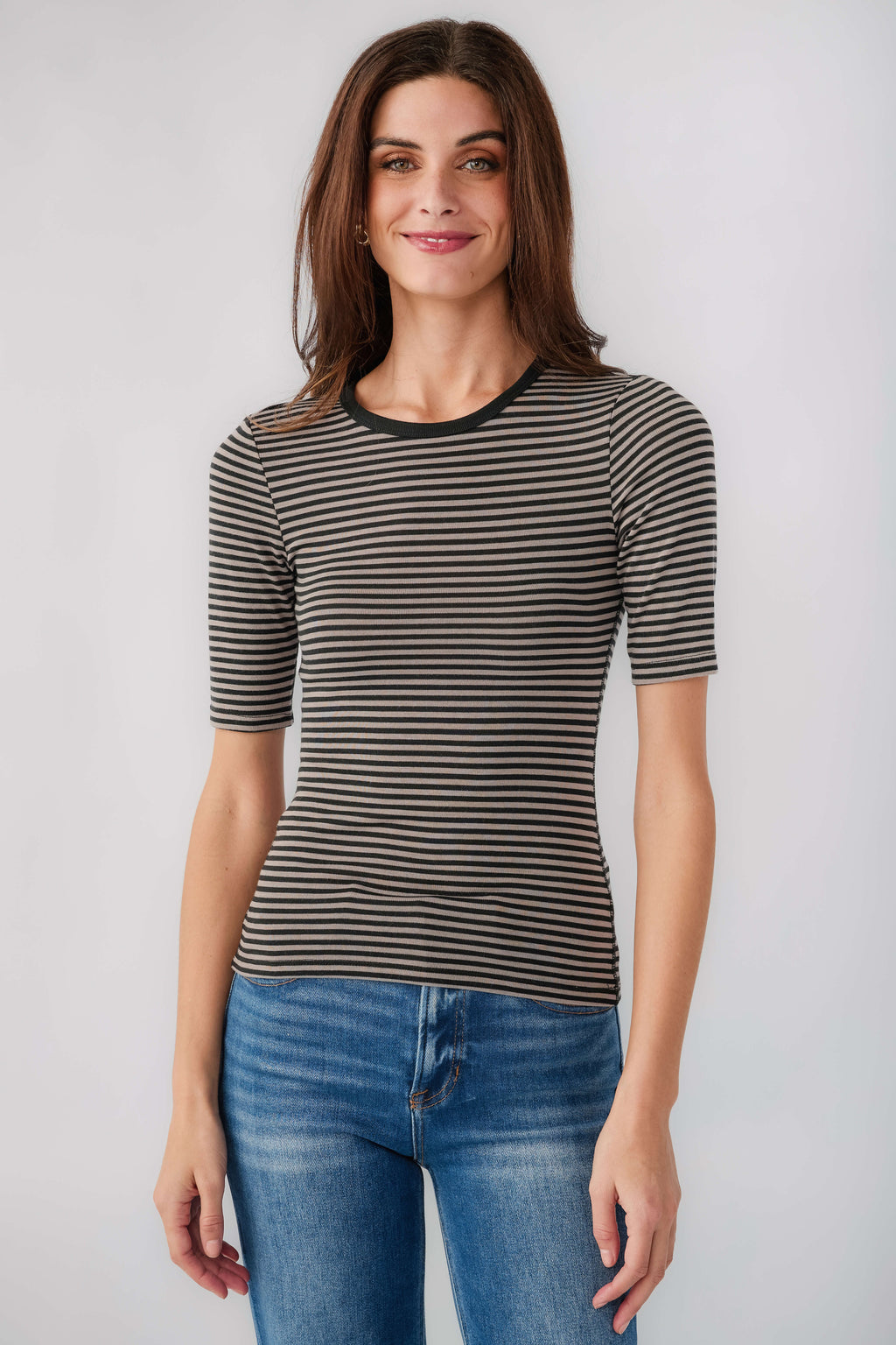 Crewneck striped tee with short sleeves in black and light tan