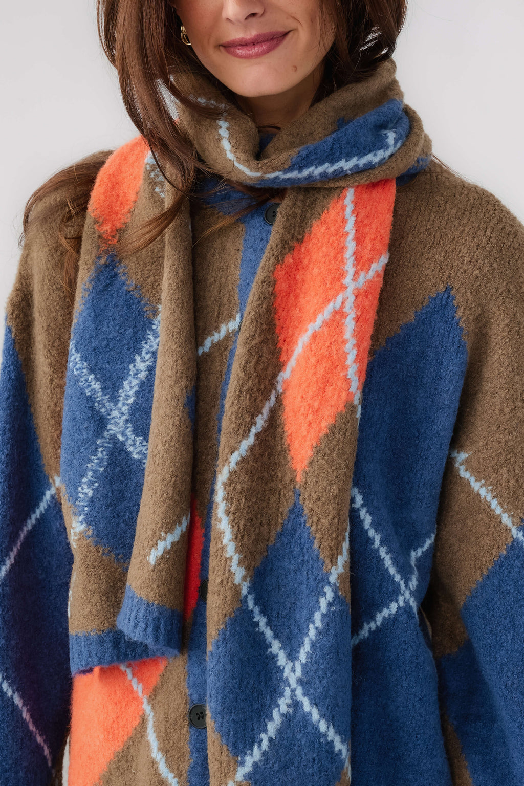 Plaid scarf in kaki with blue and orange diamond pattern, soft and draped