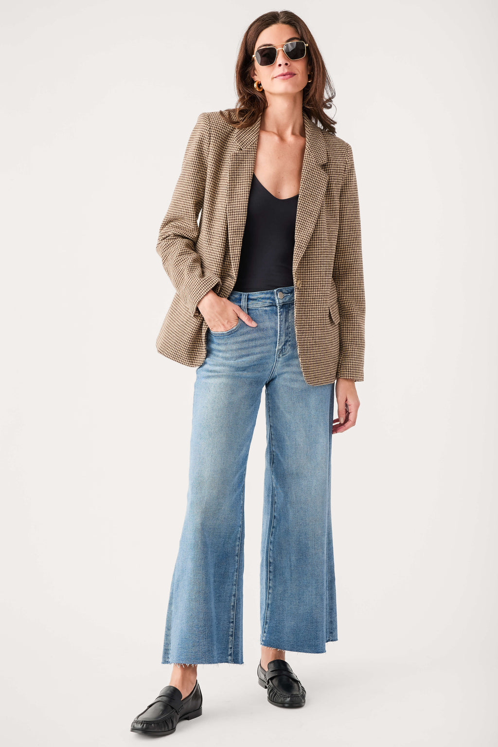 Brown check blazer with notch lapels and flap pockets, long sleeves