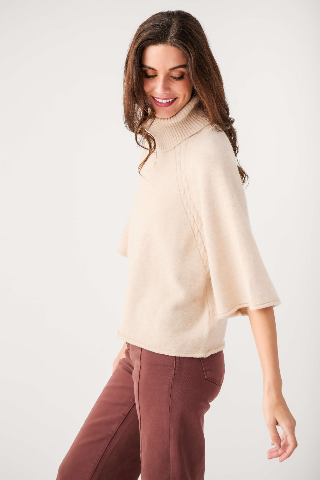Oatmeal short-sleeve turtleneck sweater, high neckline and clean hem